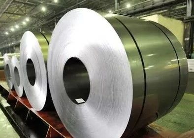Bobinas de acero inoxidables laminadas en caliente del metal las 304 instalan tubos resistencia de desgaste del final 8K